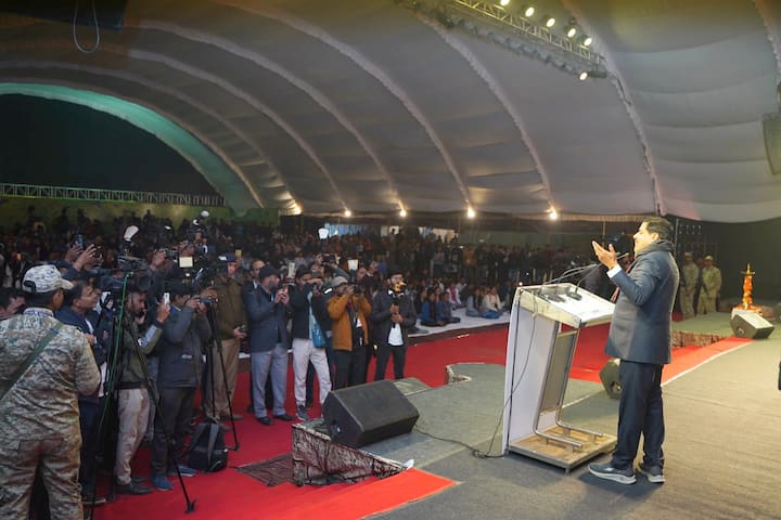 During the Tansen Sangeet Samaroh, art practitioners got their names registered in the Guinness Book of World Records by performing on musical instruments for 9 minutes.