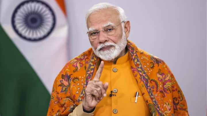 चार-चार महीनों अंतराल पर सरकार 2000 रुपये की किस्त किसानों के खाते में भेजती है. सरकार की ओर से अब तक योजना में कुल 18 किस्तें भेजी जा चुकी है. 5 अक्टूबर को पीएम मोदी ने देश के महाराष्ट्र से 18वीं किस्त जारी की थी.