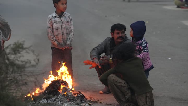 IMD Weather Forecast: मौसम विभाग के अनुसार उत्तर भारत में ठंड और कोहरे का प्रभाव बढ़ने वाला है. दिल्ली के तापमान में 2 डिग्री की कमी दर्ज की गई है. दक्षिण के राज्यों में बारिश का अलर्ट जारी किया गया.