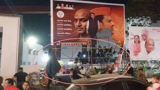 बारामतीत चाणक्य लिहिलेला देवेंद्र फडणवीसांचा बॅनर पेटवला, पोलीस धावले, घटनास्थळी तणाव