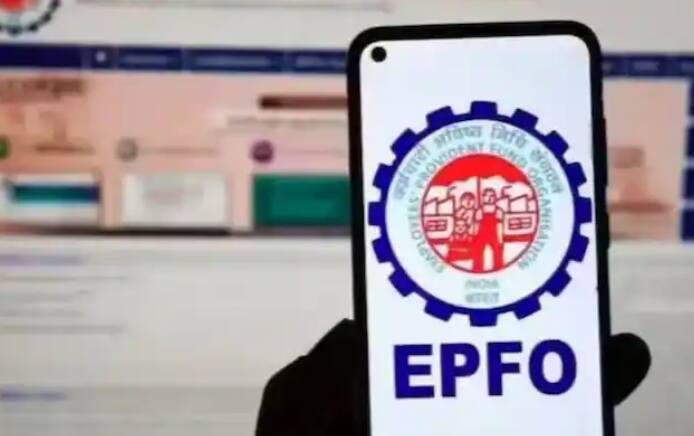 ਤੁਹਾਡੇ PF ਖਾਤੇ ਵਿੱਚ ਹੁਣ ਤੱਕ ਕਿੰਨੇ ਪੈਸੇ ਜਮ੍ਹਾਂ ਹੋ ਚੁੱਕੇ ਹਨ? ਭਾਵ ਤੁਹਾਡਾ ਪੀਐਫ ਫੰਡ ਕਿੰਨਾ ਹੋ ਚੁੱਕਿਆ ਹੈ? ਤੁਸੀਂ ਘਰ ਬੈਠੇ ਬਹੁਤ ਹੀ ਆਸਾਨ ਤਰੀਕਿਆਂ ਨਾਲ ਪਤਾ ਕਰ ਸਕਦੇ ਹੋ। ਆਓ ਤੁਹਾਨੂੰ ਦੱਸਦੇ ਹਾਂ ਕਿ ਕਿਵੇਂ-
