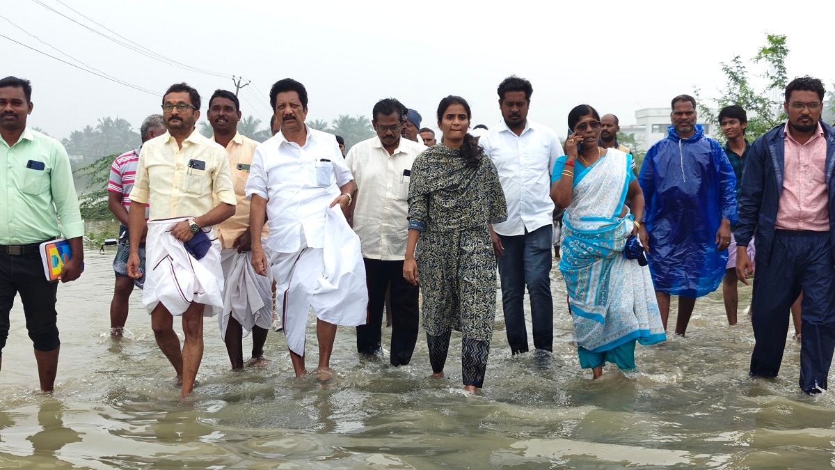 TN Rains : விடாமல் கொட்டித்தீர்த்த மழை.. பேராவூரணியில் தேங்கிய  வெள்ளநீர் !  எம்எல்ஏ நேரில் ஆய்வு