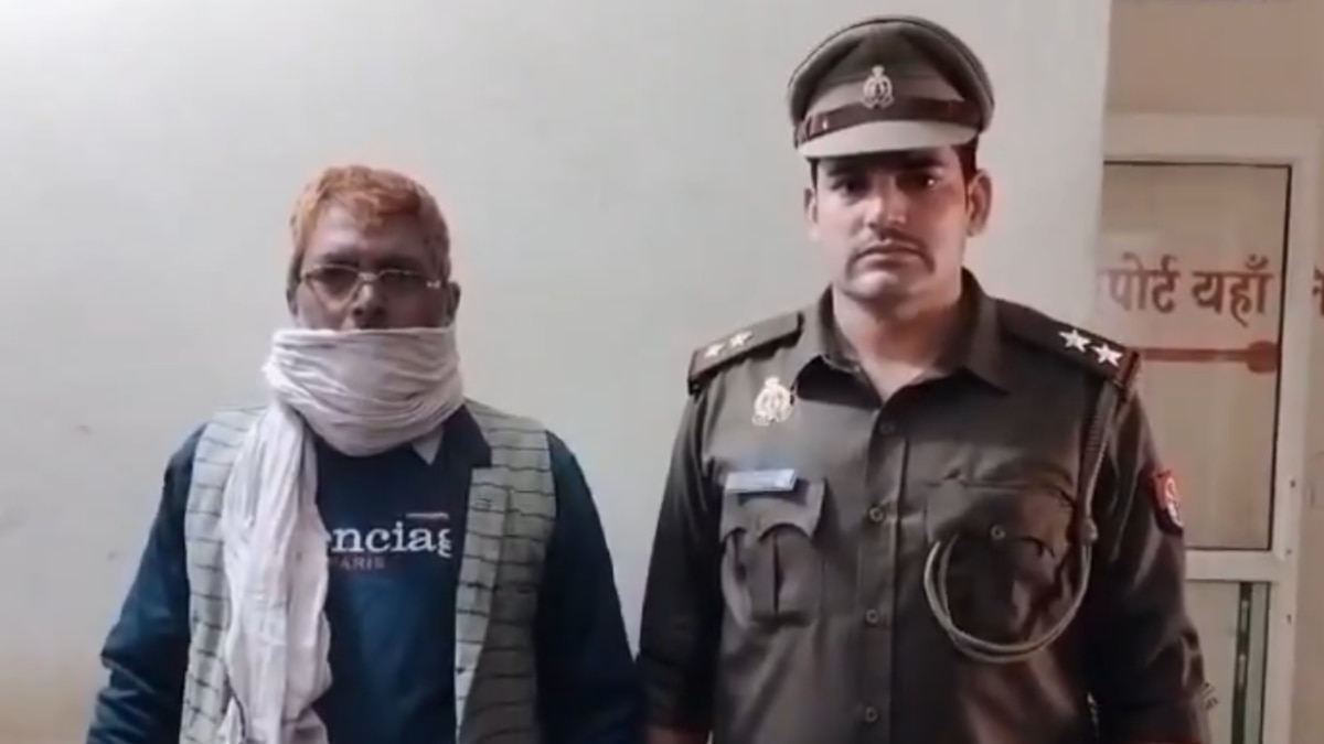 सब्जी पर थूककर बेच रहा था दुकानदार, वीडियो वायरल होने के बाद पुलिस ने गिरफ्तार कर भेजा जेल