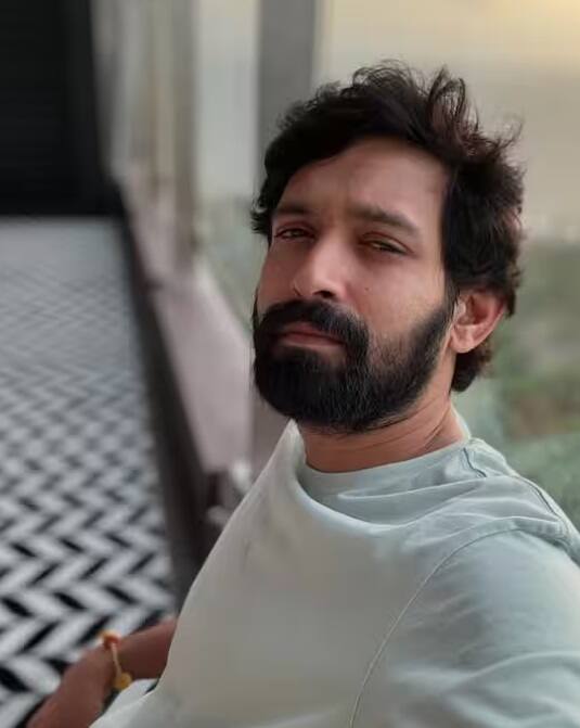 વિક્રાંત મેસી પણ આ વર્ષે OTT પર પ્રભુત્વ ધરાવે છે. તેમની પ્રથમ ફિલ્મ ફિર આયી હસીન દિલરૂબા ઓટીટી પર રિલીઝ થઈ હતી. વિક્રાંતે આ ફિલ્મમાં પોતાના અભિનયથી લોકોને દિવાના બનાવ્યા હતા. આ પછી તેણે સેક્ટર 36 માં પણ તેના નકારાત્મક પાત્રથી લોકોને ખૂબ પ્રભાવિત કર્યા.