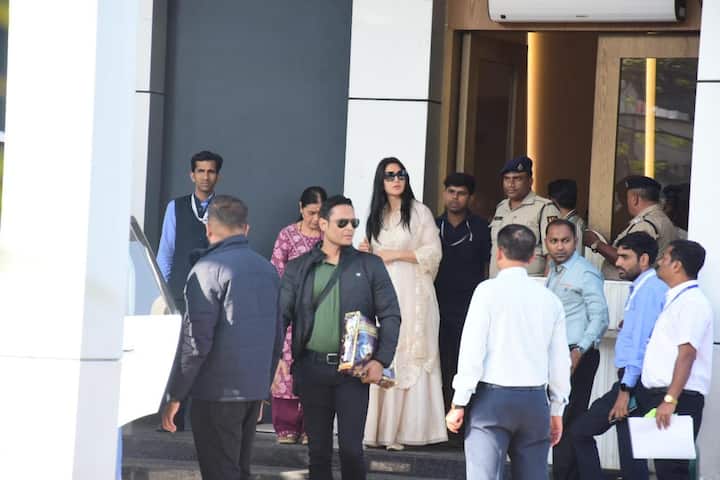 कैटरीना कैफ अपनी फैमिली के साथ अक्सर टाइम बिताती नजर आती हैं. विक्की और कैटरीना हर फेस्टिवल पर पूरे परिवार के साथ फोटोज भी शेयर करते हैं.