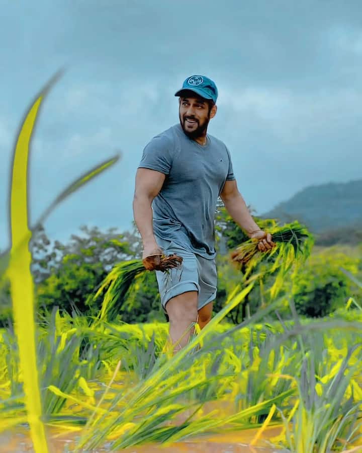 एक्टर ने बताया कि, ‘हम उस वक्त ब्रूस ली को देखा करते थे और उनकी फाइट करने का हमें शौक था. बस फिर क्या था हम घर की दीवारों पर ब्रूस ली-ब्रूस ली खेलने लगे, लेकिन भूल गए थे घर में पेंट हुआ ’