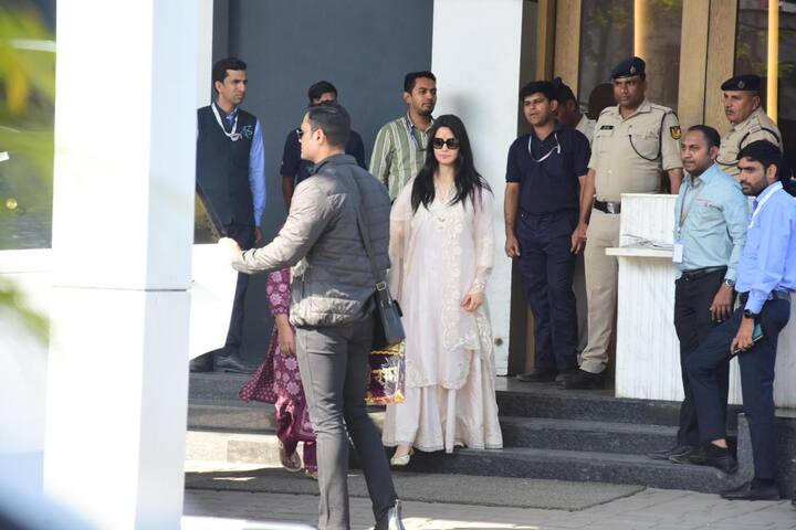 कैटरीना की अपनी सास वीना कौशल के साथ खूब बनती है. हाल ही में ये सास-बहू की जोड़ी घूमने के लिए गई थी.