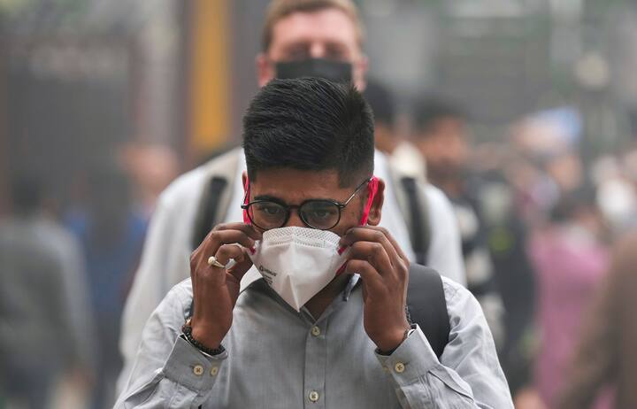 अगर प्रदूषण से हालात और भी ज्यादा खराब होते हैं तो केंद्र सरकार अपने कर्मचारियों की ऑफिस टाइमिंग में बदलाव करने का फैसला ले सकती है.