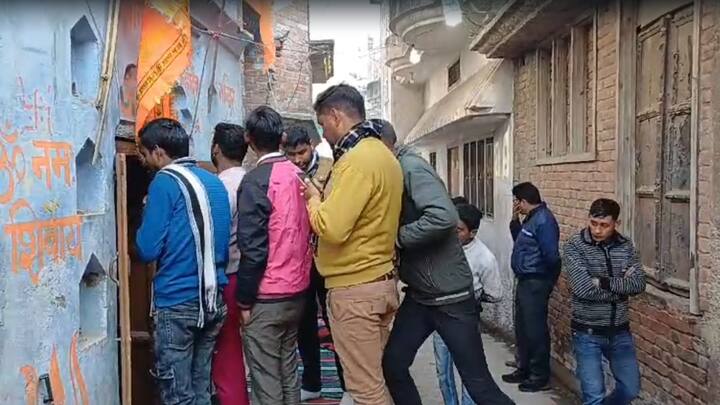 बता दें संभल जिला प्रशासन ने शनिवार को नखासा पुलिस थाने के अंतर्गत खग्गू सराय इलाके में अतिक्रमण के खिलाफ अभियान के तहत 46 साल से बंद बताये जा रहे भस्म शंकर मंदिर को खोला, जिसमें हनुमान की एक मूर्ति और एक शिवलिंग था.