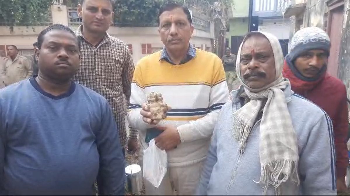 46 साल बाद खुले संभल मंदिर में पहले मिले महादेव, अब मिली मां पार्वती की खंडित प्रतिमा, थाने में लेकर गई पुलिस