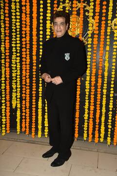 जितेंद्र-शोभा कपूर की 50वीं सालगिरह के जश्न में बन-ठनकर पहुंचे तमाम सेलेब्स, सोनाली बेंद्रे से पद्मिनी कोल्हापुरे तक ने लूटी लाइमलाइट