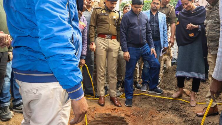 Sambhal administration stopped digging of well near the mahadev temple Sambhal में मंदिर के पास कुएं की खुदाई काम रोका, अब तक माता पार्वती, गणेश और कार्तिकेय की 3 मूर्तियां निकलीं