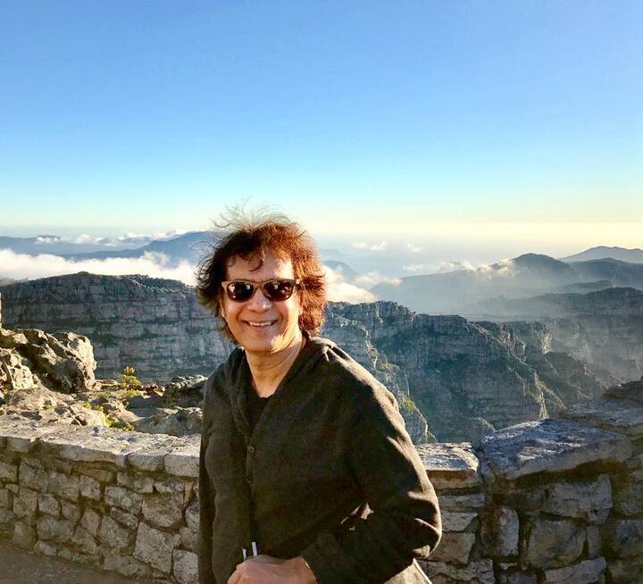 उन्होंने आगे कहा कि, “हमने कम से कम पांच-छह साल उनके घर पर काम किया था. शायद इससे ज्यादा भी किया होगा. उनके अब्बा भी अच्छे थे, उनकी अम्मी भी, उनकी बहनें भी. अब हम उनके घर नहीं जाते थे, क्योंकि हमने वहां पर काम करना छोड़ दिया था.