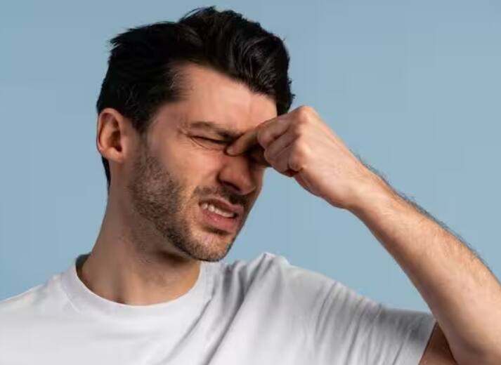 ਅੱਖਾਂ ਦੀ ਥਕਾਵਟ : ਫ਼ੋਨ ਦੀ ਸਕਰੀਨ 'ਤੇ ਅੱਖਾਂ ਟਿਕਾਈ ਰੱਖਣ ਨਾਲ ਅੱਖਾਂ ਥੱਕ ਜਾਂਦੀਆਂ ਹਨ। ਇਸ ਨਾਲ ਅੱਖਾਂ ਵਿੱਚ ਜਲਣ, ਧੁੰਦਲੀ ਨਜ਼ਰ ਅਤੇ ਸਿਰ ਦਰਦ ਹੋ ਸਕਦਾ ਹੈ। ਇਸ ਲਈ ਫੋਨ ਦੀ ਸਕਰੀਨ ਨੂੰ ਜ਼ਿਆਦਾ ਦੇਰ ਤੱਕ ਨਹੀਂ ਦੇਖਣਾ ਚਾਹੀਦਾ। ਇਸਦੇ ਖਤਰਨਾਕ ਮਾੜੇ ਪ੍ਰਭਾਵ ਹੋ ਸਕਦੇ ਹਨ।