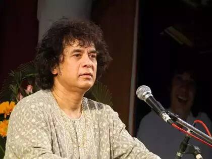 ઝાકિર હુસૈનને બે ભાઈઓ છે - તૌફિક કુરેશી જે વ્યવસાયે પર્ક્યુશનિસ્ટ છે અને ફૈઝલ કુરેશી જે તબલા વાદક પણ છે. તેની બે બહેનો છે, એકનું નામ ખુર્શીદ અને બીજીનું નામ રઝિયા છે, જેઓ તેમના પિતાના મૃત્યુના થોડા કલાકો પહેલાં 2000 માં મોતિયાની શસ્ત્રક્રિયા દરમિયાન મૃત્યુ પામ્યા હતા.