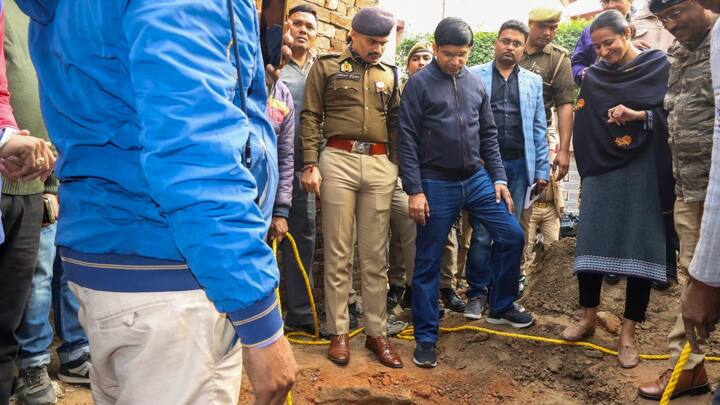 मंदिर में भगवान हनुमान की मूर्ति और शिवलिंग स्थापित था. यह 1978 से बंद था. मंदिर के पास एक कुआं भी है जिसे अधिकारियों ने फिर से खोलने की योजना बनाई थी.