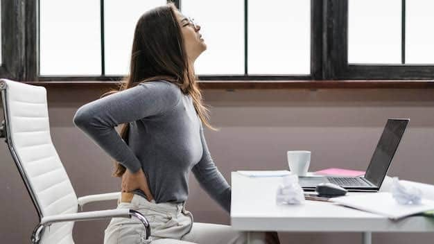 Back pain: Most people sit in the wrong way while using the phone for many hours, which puts stress on the spine. Due to this, there may be severe back pain in the lower back. Many times this pain does not allow even getting up or sitting.