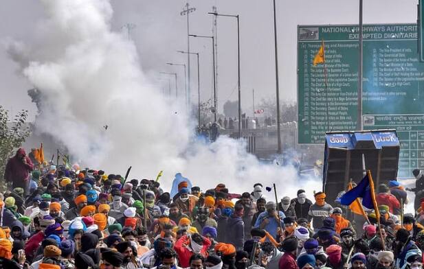 Farmers Protest: ਖਨੌਰੀ ਬਾਰਡਰ ’ਤੇ ਕਿਸਾਨਾਂ ਦੇ ਪੱਕੇ ਜੁਗਾੜ! ਲੋਹੇ ਦੀਆਂ ਪੱਤੀਆਂ ਜੜ੍ਹ ਟਰਾਲੀਆਂ ਕੀਤੀਆਂ ਵੈਲਡਿੰਗ, ਬੋਲੇ...ਹੁਣ ਪੁਲਿਸ ਲਾ ਲਵੇ ਪੂਰਾ ਜ਼ੋਰ Farmers welded trolleys with iron sheetsstanding around the pandal on khanauri border Farmers Protest: ਖਨੌਰੀ ਬਾਰਡਰ ’ਤੇ ਕਿਸਾਨਾਂ ਦੇ ਪੱਕੇ ਜੁਗਾੜ! ਲੋਹੇ ਦੀਆਂ ਪੱਤੀਆਂ ਜੜ੍ਹ ਟਰਾਲੀਆਂ ਕੀਤੀਆਂ ਵੈਲਡਿੰਗ, ਬੋਲੇ...ਹੁਣ ਪੁਲਿਸ ਲਾ ਲਵੇ ਪੂਰਾ ਜ਼ੋਰ