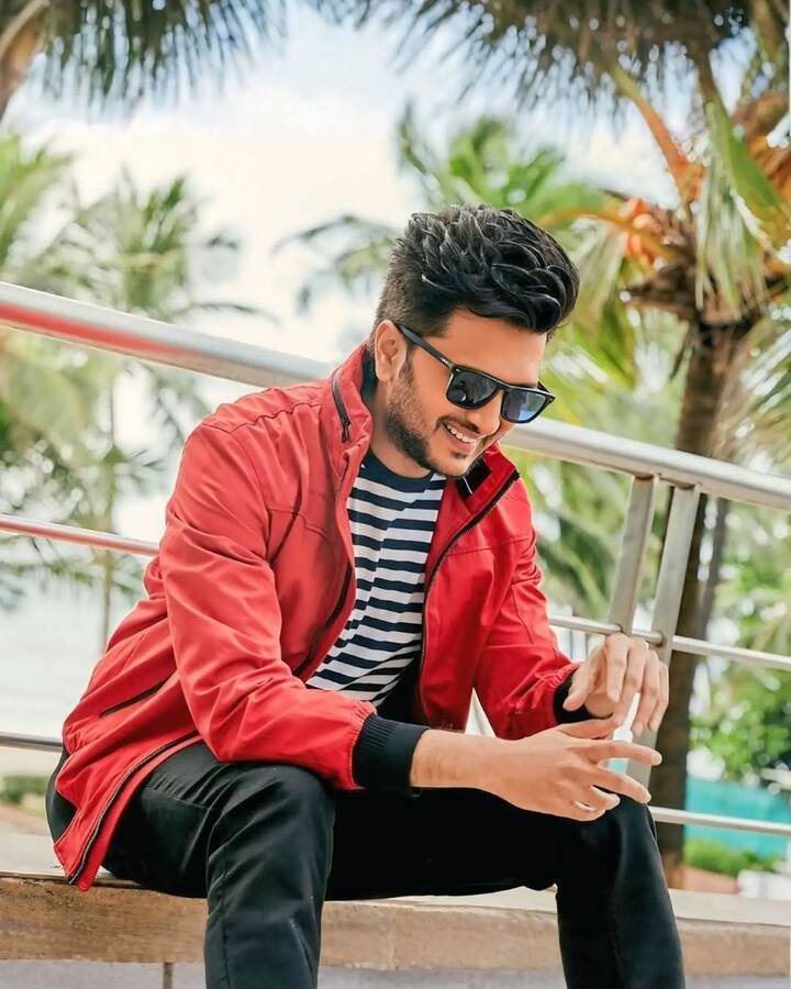 दरअसल आज बात कर रहे हैं बॉलीवुड एक्टर रितेश देशमुख की. अपनी शानदार कॉमिक टाइमिंग से लोगों को गुदगुदाने वाले रितेश 17 दिसंबर को 44 साल के हो जाएंगे. हिंदी से लेकर मराठी सिनेमा तक रितेश ने अपनी वर्सेटाइल एक्टिंग की छाप छोड़ी है.