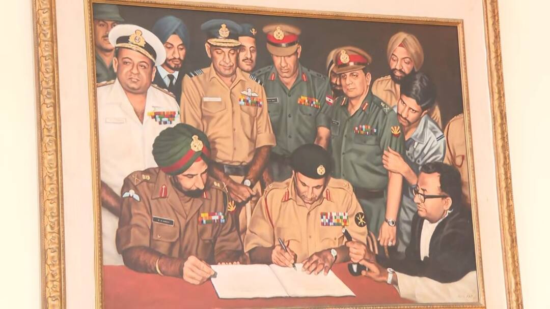 पाकिस्तानी सैनिकों के सरेंडर की फोटो को लेकर बांग्लादेश अब लगा रहा भारत पर बेतुका आरोप, जानिए क्या कहा bangladesh is putting allegations on india why bangladeshi general is missing in the iconic photo of pakistan surrender know why पाकिस्तानी सैनिकों के सरेंडर की फोटो को लेकर बांग्लादेश अब लगा रहा भारत पर बेतुका आरोप, जानिए क्या कहा