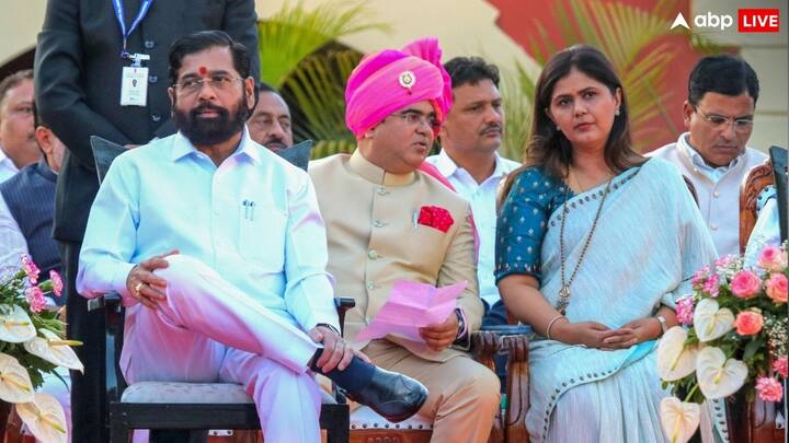 महाराष्ट्र के मंत्रिमंडल विस्तार में 39 मंत्रियों ने शपथ ली, जिससे मंत्रिमंडल में कुल 42 मंत्री हो गए हैं. महाराष्ट्र के मंत्रिमंडल में भारतीय जनता पार्टी को 19 मंत्री पद मिले. एकनाथ शिंदे की अगुवाई वाली शिवसेना को 11 और अजित पवार के राष्ट्रवादी कांग्रेस पार्टी को 9 मंत्री पद मिले.