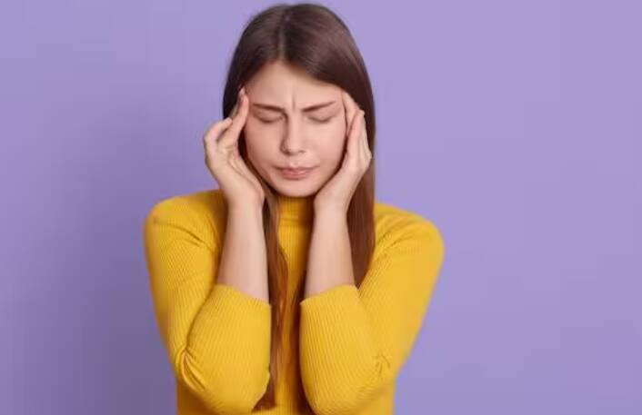 ਸਿਰਦਰਦ : ਫ਼ੋਨ ਦੀ ਸਕਰੀਨ ਨੂੰ ਲਗਾਤਾਰ ਦੇਖਣਾ ਅਤੇ ਝੁਕ ਕੇ ਬੈਠਣਾ ਸਿਰਦਰਦ ਦਾ ਕਾਰਨ ਬਣ ਸਕਦਾ ਹੈ। ਕਈ ਵਾਰ ਇਹ ਇੰਨਾ ਵੱਧ ਜਾਂਦਾ ਹੈ ਕਿ ਇਸ ਨਾਲ ਅੱਖਾਂ ਅਤੇ ਹੋਰ ਹਿੱਸਿਆਂ ਵਿੱਚ ਵੀ ਦਰਦ ਹੋ ਜਾਂਦਾ ਹੈ।