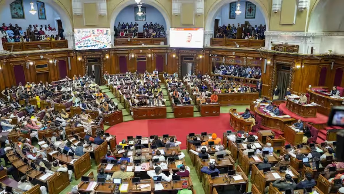 UP Assembly Session Live: सत्र शुरू होने से पहले सपा विधायकों का विरोध प्रदर्शन, राजभर बोले- ‘सदन में चर्चा होगी’