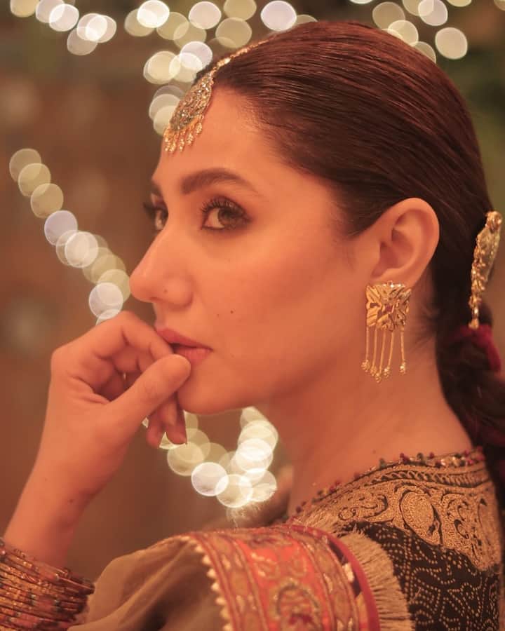 The series features an ensemble cast, including Fawad Khan, Sanam Saeed, Hamza Ali Abbasi, Bilal Ashraf, Iqra Aziz, and Hania Aamir.