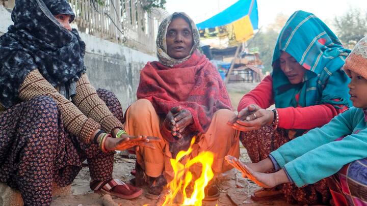 শনিবার দার্জিলিং, কালিম্পঙে হালকা বৃষ্টি। ঘন কুয়াশার চাদর দিল্লি -সহ উত্তর পশ্চিম ভারতের সমতলে। জবথবু ঠান্ডায় কাঁপছে মধ্য ভারত। কোল্ড ওয়েভ পরিস্থিতি জম্মু- কাশ্মীর থেকে দিল্লি হয়ে ওড়িশা পর্যন্ত। বাংলাতেও এর প্রভাব পড়েছে।