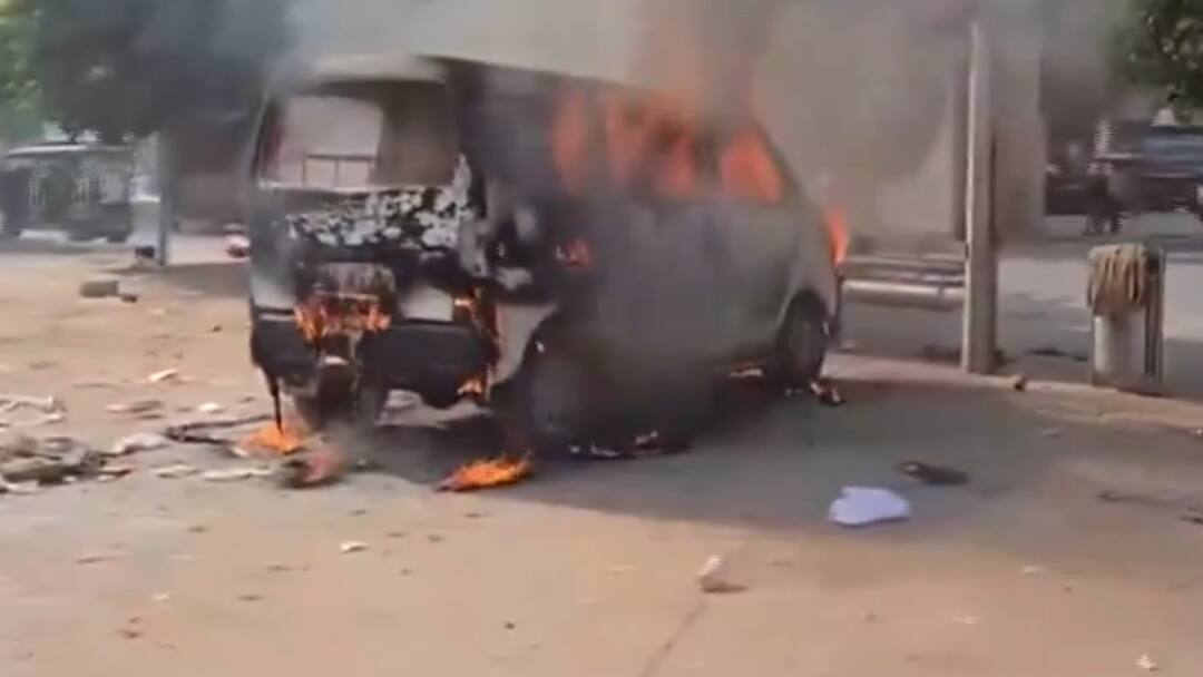 गुरुग्राम में खाने की बात पर दो गुटों में झड़प, जमकर हंगामा, गाड़ियां आग के हवाले Gurugram News clash between two groups in restaurants at Cyber City in Haryana गुरुग्राम में खाने की बात पर दो गुटों में झड़प, जमकर हंगामा, गाड़ियां आग के हवाले