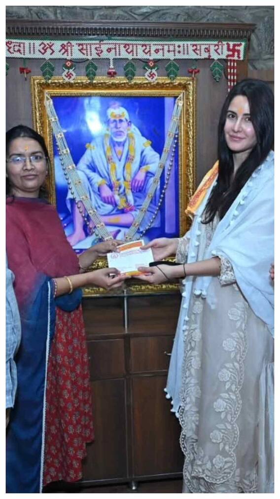 कैटरीना कैफ ने अपनी सास के साथ किए साईं बाबा के दर्शन