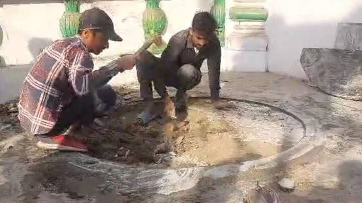 मंदिर के आसपास अतिक्रमण के सवाल पर उन्होंने कहा कि कुछ लोगों ने खुद ही अतिक्रमण हटा लिया है, कुछ से अनुरोध किया गया है, आगे की प्रक्रिया अपनाई जाएगी और फिर नगरपालिका के माध्यम से इसे हटाया जाएगा.