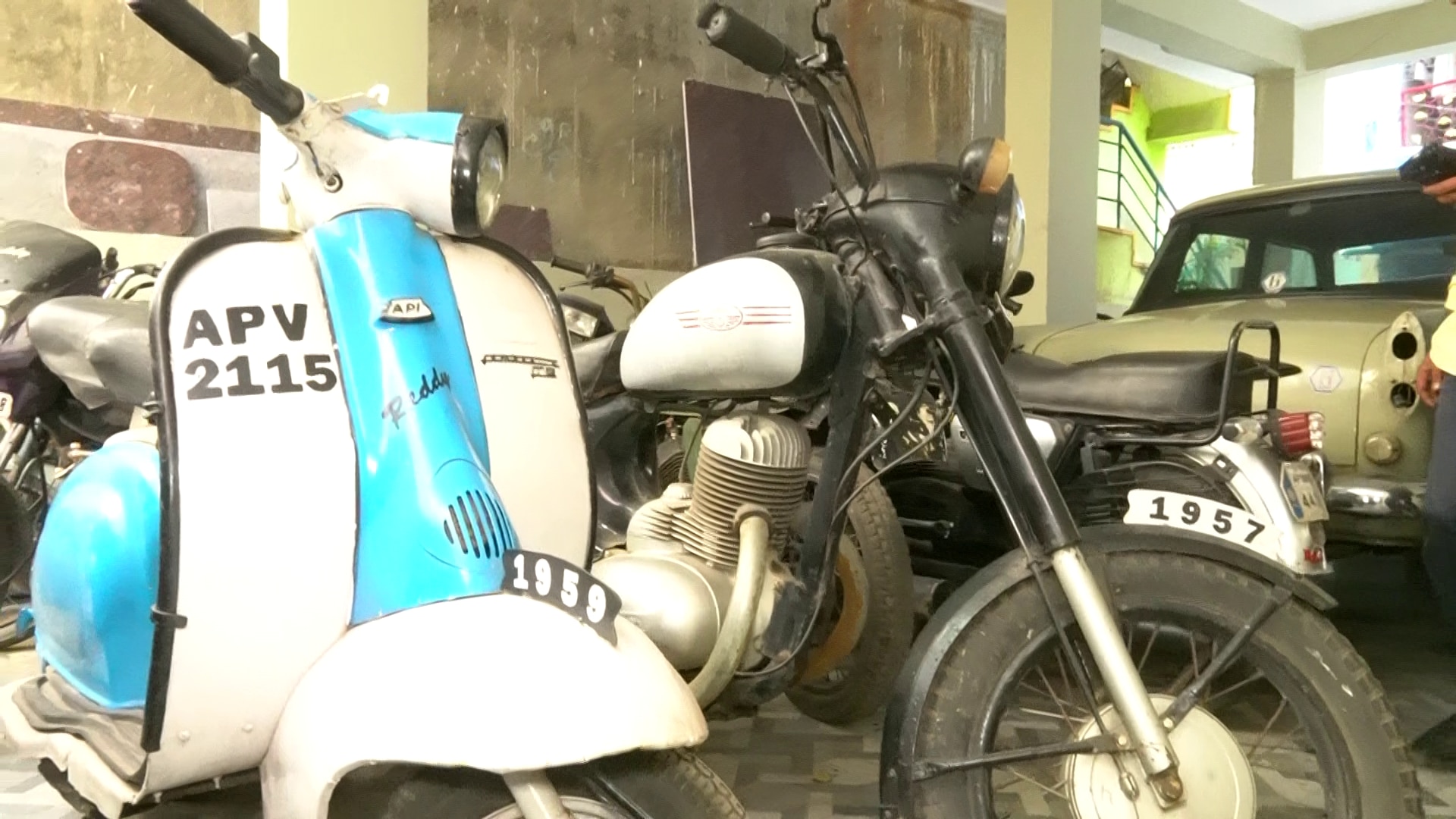 Vizag Man Collecting Vintage Bikes: 1953 నుంచి లేటెస్ట్‌ టూవీలర్‌ వరకు కలెక్ట్ చేసిన విశాఖ వ్యక్తి- ఒకటి కాదు రెండు కాదు ఏకంగా 31 బైక్‌లు సేకరణ