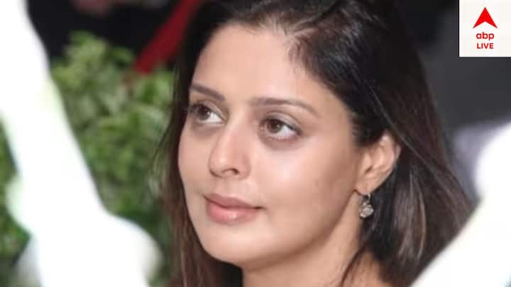 সৌরভ-নাগমা একটা সময় খবরের শিরোনামে ছিলেন। কানাঘুষো শোনা যাচ্ছিল দুজনের মধ্যে সম্পর্ক রয়েছে। এমনকী সেই সময় সৌরভ বিবাহিত ছিলেন। যদিও তাঁরা দুজনেই পরে এই বিষয়ে অস্বীকার করেছিলেন।