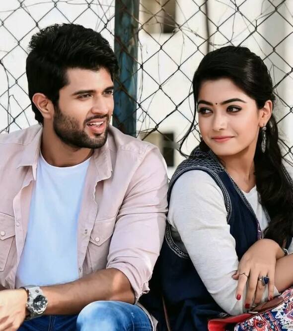 रश्मिका मंदाना और विजय देवरकोंडा की जोड़ी को फैंस बेहद पसंद करते हैं. दोनों के ही रिलेशनशिप में होने के रूमर्स काफी समय से पहले हुए हैं. हालांकि इन्होने अपने रिश्ते को कभी ऑफिशियली कंफर्म नहीं किया है. लेकिन फैंस को साल 2025 में इनकी शादी का भी इंतजार है.