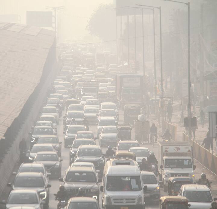 इसके अलावा ग्रैप- 3 के तहत दिल्ली में बीएस-4 या उससे पुराने मानकों वाले गैर-जरूरी डीजल से चलने वाले मध्यम आकार के मालवाहक वाहनों पर भी प्रतिबंध लगाया गया है. दिल्ली के बाहर रजिस्टर्ड बीएस-4 या उससे पुराने मानकों वाले गैर-जरूरी डीजल हल्के कमर्शियल वाहनों को भी शहर में प्रवेश की अनुमति नहीं है.