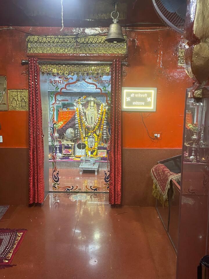 જેસલમેર નજીક સ્થિત આ મંદિરને 'યુદ્ધની દેવી' તરીકે ઓળખાય છે, ૧૯૬૫ના યુદ્ધમાં બોમ્બ ફૂટ્યા નહિ, આજે પણ મંદિરમાં બોમ્બ રખાયા છે, પાકિસ્તાની બ્રિગેડિયરે દર્શન કરી છત્ર ચઢાવ્યું હતું.