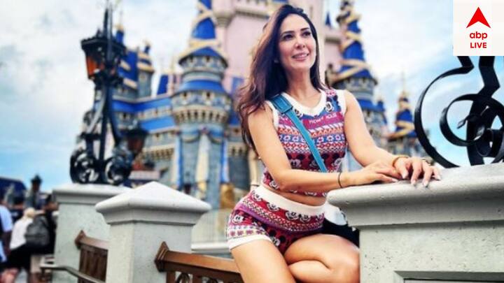 মহব্বতে খ্যাত কিম শর্মার সঙ্গে সম্পর্কের আঁচ পাওয়া গিয়েছিল যুবরাজ সিংহের। বিশ্বজয়ী ভারতীয় অলরাউন্ডারের সঙ্গে নাকি ২০০৭ সালে ব্রেক আপ হয়ে যায় কিম-যুবির। পরে দুজনেই এই মুহূর্তে বিবাহিত।