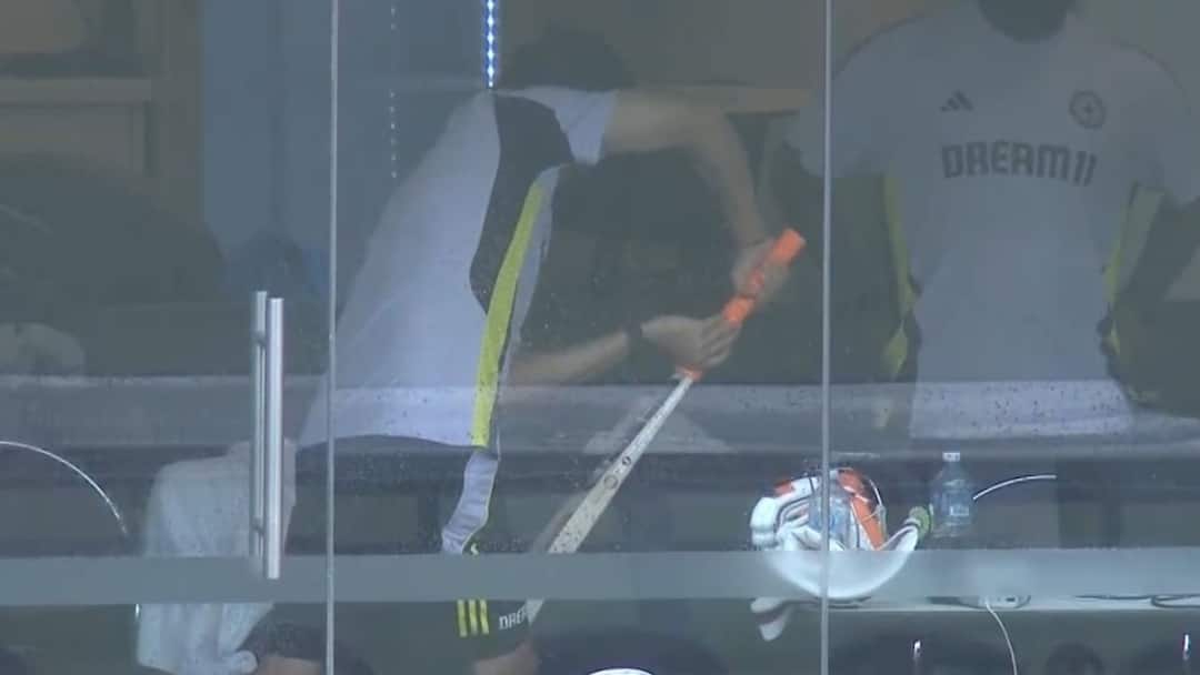 Watch: शेर बूढ़ा हुआ है, लेकिन..., गाबा टेस्ट में विराट-गिल-पंत हुए फ्लॉप तो गंभीर ने उठाया बैट; देखें धमाकेदार वीडियो Gautam Gambhir Indian Team Head Coach seen with bat during IND vs AUS 3rd Gabba Test after Kohli Pant and Gill flopped Watch Watch: शेर बूढ़ा हुआ है, लेकिन..., गाबा टेस्ट में विराट-गिल-पंत हुए फ्लॉप तो गंभीर ने उठाया बैट; देखें धमाकेदार वीडियो