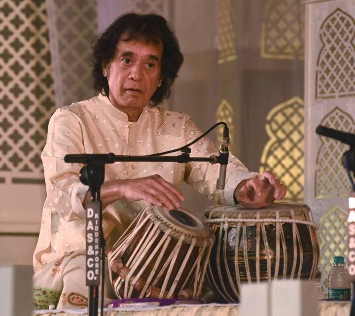 पंडित रविशंकर जैसे कई भारतीय कलाकारों के साथ-साथ जॉन मैकलॉघलिन और चार्ल्स लॉयड जैसे वेस्टर्न संगीतकारों के साथ कोलैबोरेट करने के अलावा, जाकिर हुसैन का भारतीय फिल्म इंडस्ट्री के साथ भी खास बॉन्ड था. कई यादगार बॉलीवुड सॉन्ग्स को कंपोज करने से लेकर हुसैन ने अपनी वर्सेटैलिटी दिखाते हुए एक्टिंग में भी हाथ आजमाया था.जी हां मशहूर तबला वादक जाकिर हुसैन ने फिल्मों में भी एक्टिंग की थी.