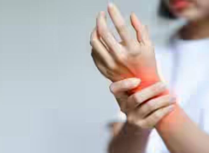 ਗੁੱਟ ਵਿੱਚ ਦਰਦ: ਲਗਾਤਾਰ ਗੱਲ ਕਰਨ ਅਤੇ ਫ਼ੋਨ ਨੂੰ ਹੱਥ ਵਿੱਚ ਲੰਬੇ ਸਮੇਂ ਤੱਕ ਫੜੀ ਰੱਖਣ ਨਾਲ ਗੁੱਟ ਵਿੱਚ ਦਰਦ ਅਤੇ ਹੋਰ ਕਈ ਸਮੱਸਿਆਵਾਂ ਹੋ ਸਕਦੀਆਂ ਹਨ। ਇਸ ਕਾਰਨ ਗੁੱਟ ਦੇ ਖੇਤਰ ਦੀਆਂ ਮਾਸਪੇਸ਼ੀਆਂ ਖਿੱਚੀਆਂ ਜਾ ਸਕਦੀਆਂ ਹਨ।