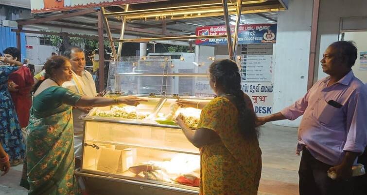 Madurai sale of jasmine flower trolley  Madurai railway station new project tnn மதுரை மல்லி... மதுரை மல்லி... பயணிகளே மறக்காம வாங்கிட்டு போங்க..!