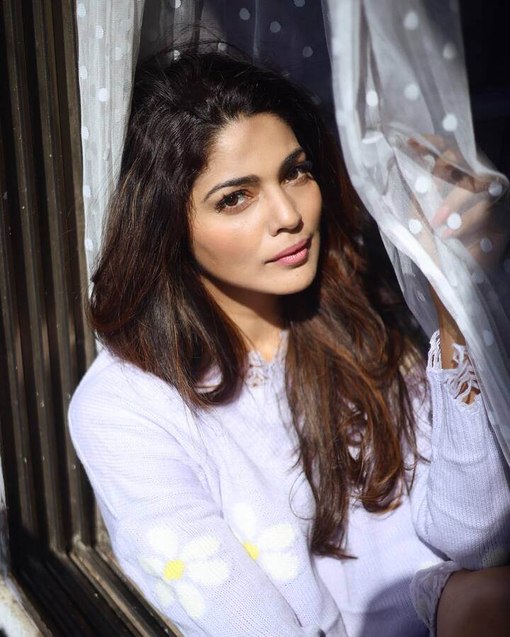 तिचे अनेक सिनेमे सुपरहिट ठरले आहेत. अभिनय आणि नृत्यासह आपल्या सौंदर्याने पूजाने सर्वांना वेड लावलं आहे. आता अभिनेत्रीच्या आगामी सिनेमांची चाहत्यांना उत्सुकता आहे.