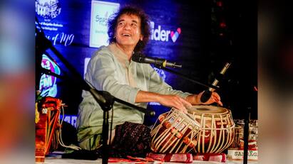 Zakir Hussain Death: પ્રખ્યાત તબલાવાદક ઝાકિર હુસૈનનું 73 વર્ષની ઉંમરમાં નિધન થયું છે. ઝાકિર એક શાનદાર તબલા વાદક હતા. તેમણે અભિનયમાં પણ પોતાની કુશળતા પુરવાર કરી હતી.