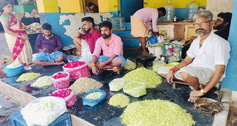 Madurai mattuthavani flower market  price of flowers 16-12-2024 tnn கடும் பனி, மார்கழி பிறப்பு;  மதுரை மாட்டுத்தாவணி பூ மார்கெட்டில் பூக்கள் விலை நிலவரம் தெரியுமா?