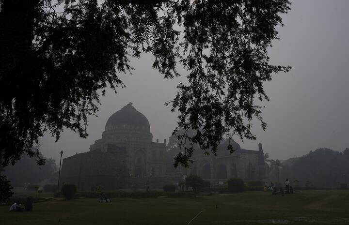 दिल्ली में हवाओं की मंद गति और बहुत कम ऊंचाई पर प्रदूषकों के जमाव सहित अत्यधिक प्रतिकूल मौसम संबंधी स्थितियों की वजह से दिल्ली का एक्यूआई बहुत खराब श्रेणी के उच्च स्तर पर पहुंच गया है. इसको देखते हुए ग्रैप-3 लागू करना पड़ा.