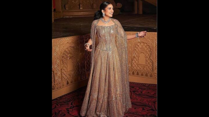 2. Detailed Perfection: Radhika Merchant stuns in a delicately detailed traditional outfit. Her poise silhouette accessorised with pretty statement pieces balances the subtle hues. Her golden outfit gives her a modern look while staying true to her traditional roots. (Image Source: Instagram/@weddingsutra)