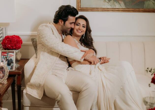 बॉलीवुड एक्टर और कपूर खानदान के बेटे आदर जैन की हाल ही में गर्लफ्रेंड आलेखा आडवाणी से रोका सेरेमनी हुई थी. वहीं उम्मीद है कि ये जोड़ा साल 2025 में शादी कर सकता है. हालांकि इन्होने अभी तक अपनी शादी की ऑफिशियल डेट अनाउंस नहीं की है.