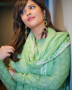 Anasuya Bharadwaj : చిలకపచ్చ డ్రెస్​లో అనసూయ అందాన్ని చూశారా? ఆమె సిగ్గుపడినా, కొంటెగా చూసిన బ్యూటీనే