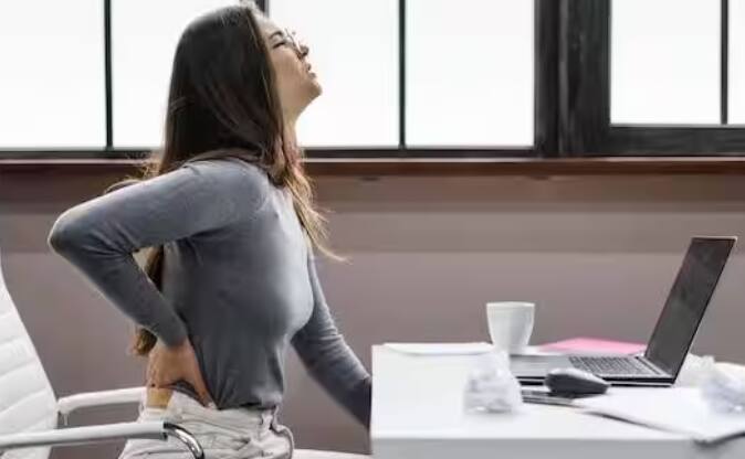 ਕਮਰ ਦਰਦ: ਜ਼ਿਆਦਾਤਰ ਲੋਕ ਕਈ ਘੰਟੇ ਫੋਨ ਚਲਾਉਣ ਵੇਲੇ ਗਲਤ ਤਰੀਕੇ ਨਾਲ ਬੈਠਦੇ ਹਨ, ਜਿਸ ਨਾਲ ਰੀੜ੍ਹ ਦੀ ਹੱਡੀ 'ਤੇ ਜ਼ੋਰ ਪੈਂਦਾ ਹੈ। ਇਸ ਕਾਰਨ ਪਿੱਠ ਦੇ ਹੇਠਲੇ ਹਿੱਸੇ ਵਿੱਚ ਤੇਜ਼ ਦਰਦ ਹੋ ਸਕਦਾ ਹੈ। ਕਈ ਵਾਰ ਇਹ ਦਰਦ ਉੱਠਣ-ਬੈਠਣ ਤੱਕ ਨਹੀਂ ਦਿੰਦਾ ਹੈ।